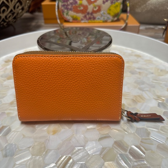 Dooney and Bourke Like New Zip around medium wallet! - Picture 4 of 8